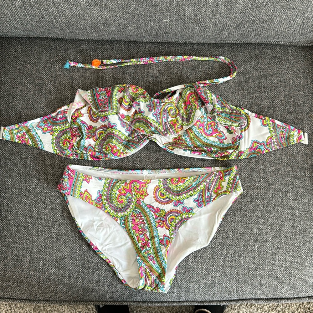 Freya White Paisley Print Underwire Bikini Set 32DD / Small bottoms